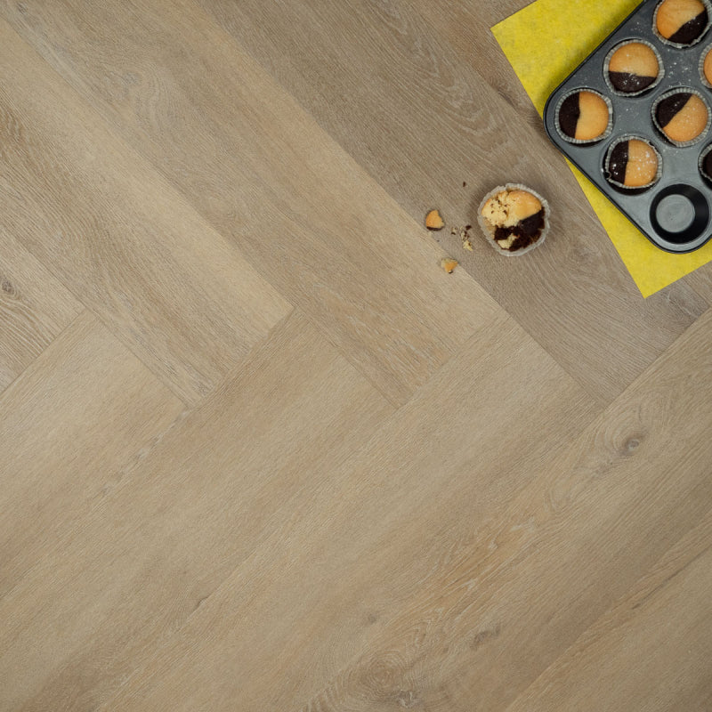 Brede Visgraat Honing | Douwes Dekker | Klik PVC | sfeerbeeld 1