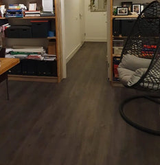 Welke kleur keuken past bij een donkere vloer?