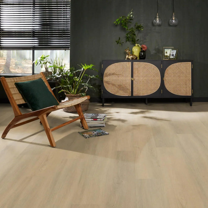 Hoe verwijder je een plak PVC vloer?