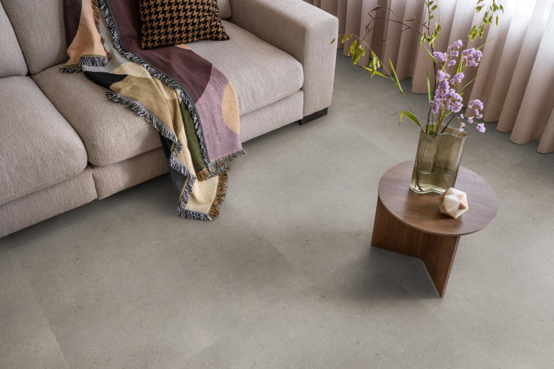 Staal van VT Wonen Composite XL Warm Grey | Tegel 90 x 90 Klik PVC