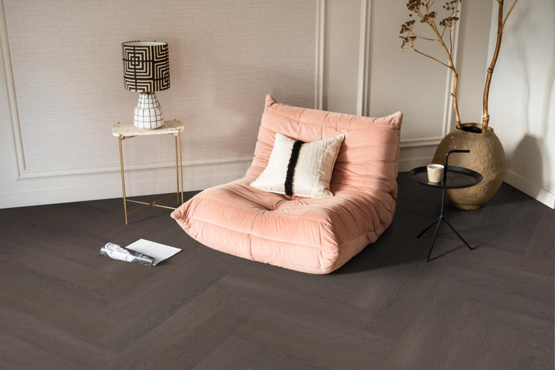 Staal van VT Wonen Herringbone Charcoal | Visgraat Plak PVC