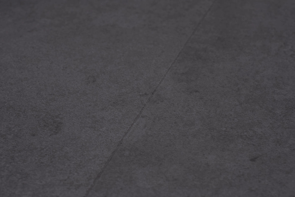 Sfeerbeeld Floer Betonlook Zwart - Tegel Dryback Plak PVC