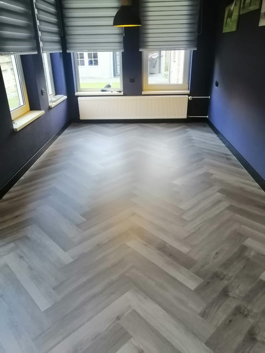 mFLOR 40828 Parva Broad Leaf Grey Sycamore | Visgraat PVC | Dryback