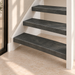 donker leisteen traprenovatie, open trap, detail van de onderste treden