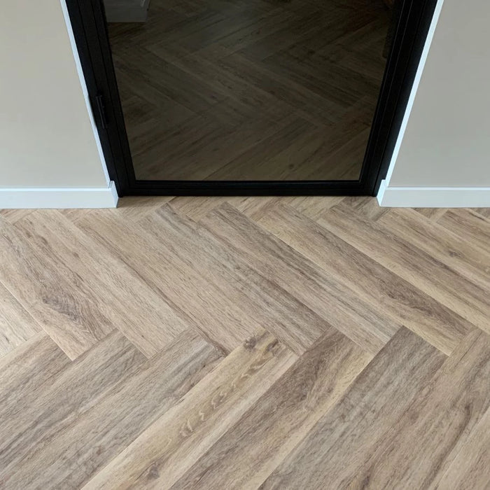Ambitieus Kaneel Visgraat | Douwes Dekker | Plak PVC Dryback