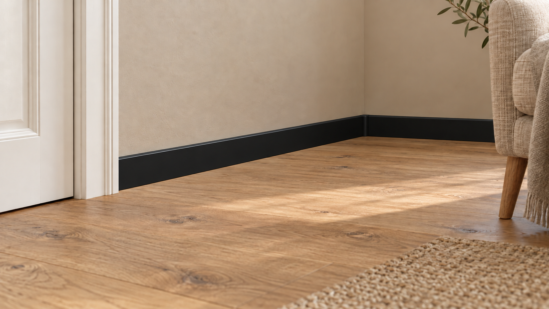 Moderne MDF plint 12 × 70 mm in RAL 9005 in een interieur