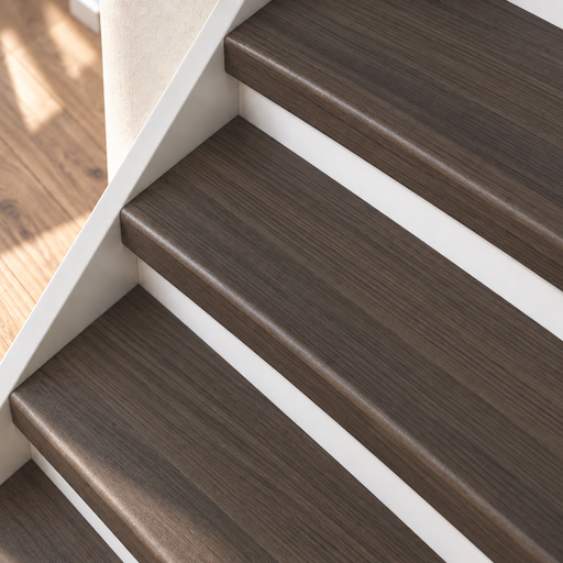 urbino warm eik traprenovatie, dichte trap met witte stootborden, detail schuin van boven