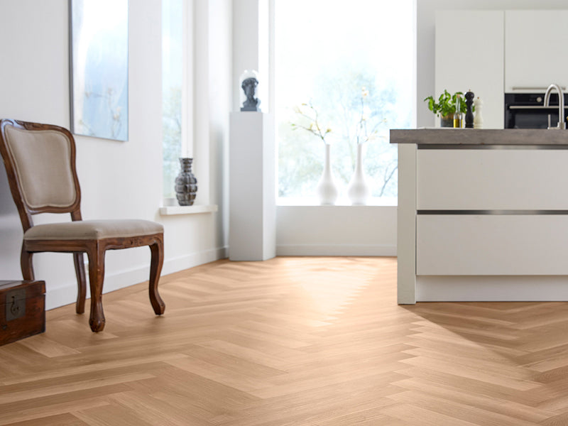 Staal van mFLOR 40822 Parva Broad Leaf Pure Sycamore | Visgraat PVC | Dryback